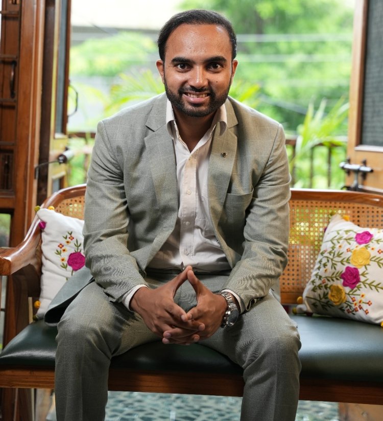 What makes Omi Gupta stand out among business consultants?